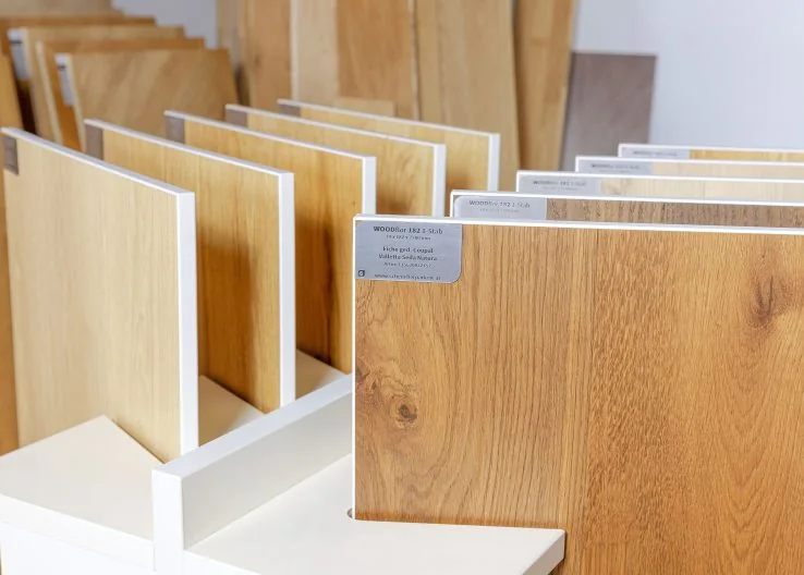 Reihen von Holz- und Parkettmustern in einem Innenraumschauraum.